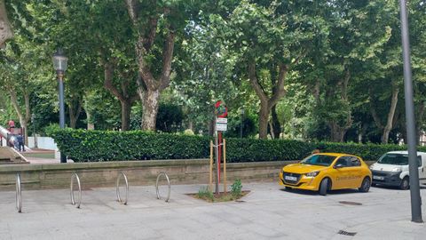 El coche amarillo que usa Jcome, estacionado en una zona donde no est permitido hacerlo junto al parque de San Lzaro.