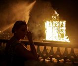 La Meiga Mayor, Lara Edreira, no pudo contener las l�grimas al arder la falla de San Juan.