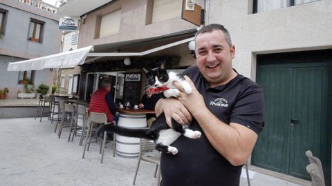 Vasi es uno de los hosteleros de la plaza de As Rodas de Cambados que cuida a los gatos de la calle. En la imagen, con Triana.