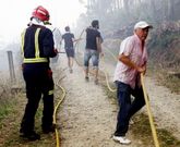 Los vecinos salieron de sus casas para ayudar a los equipos de emergencias en la extinci�n.