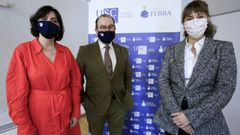 De izquierda a derecha, Montserrat Valc�rcel (vicerrectora del campus de Lugo), Antonio L�pez (rector de la USC) y Carlota L�pez (adjunta a la direcci�n del Grupo Aresa), tras la reuni�n del jurado