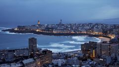 Vista de la ciudad y la ensenada del Orz�n desde la torre Herc�n de A Coru�a