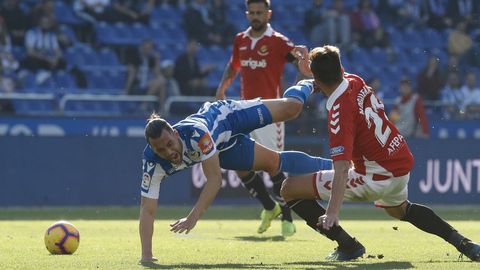 Quique cae al suelo en un lance del partido del sbado contra el Nstic