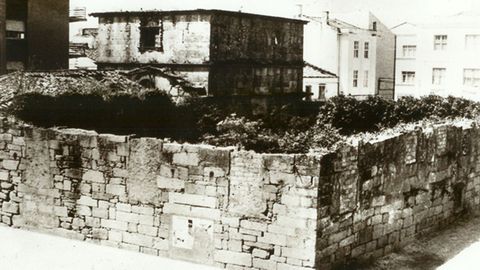 Torre de Berm�dez co caser�n do teatri�o, derru�do en 1983-1986, a pesar da declaraci�n