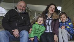 Gregori Nidobora acoge en su casa en Santiago a Yasha, Hanna y Misha desde hace dos semanas