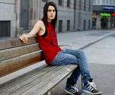 Violeta trabaja para sacarse un dinero extra.