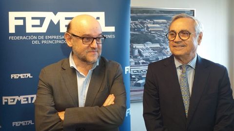 El comisionado para el PERTE de Descarbonizaci�n, Luis �ngel Colunga (izda), junto al presidente de Femetal, Antonio Fern�ndez-Escand�n, en la sede de la patronal del metal, en Gij�n.