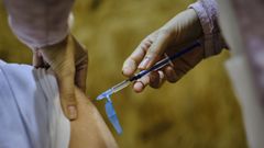 Una persona recibe la vacuna del coronavirus.