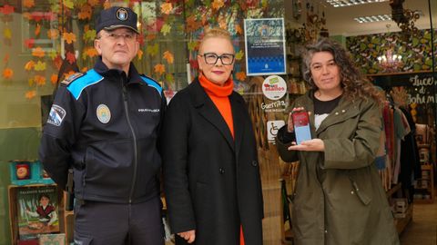 Jos Manuel Rico, jefe accidental de la Polica Local de A Corua, Montse Paz, concejala de Seguridade Cidad, Alba Balsa, presidenta de Distrito Mallos