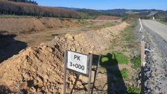 Imagen del viernes 7 de abril del enlace de la A-54 en Arz�a, donde se puede apreciar que a�n restan varios trabajos sobre la plataforma de la autov�a