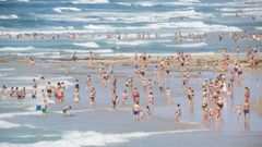 Jornada de sol en la playa de Razo, Carballo
