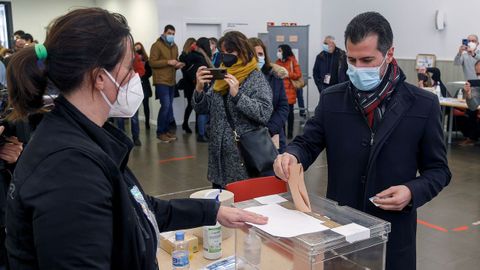 El candidato del PSOE, Luis Tudanca, vot� en el colegio electoral instalado en el Centro C�vico del S-3 en Burgos
