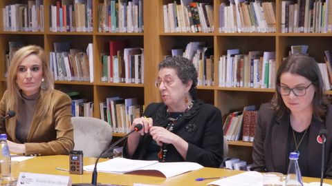 Paula Cabaleiro, Rosario �lvarez e Ruth Sousa, durante a presentaci�n do informe