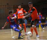 Los burelistas Anto�ito y Chino presionan a Pichi durante el partido disputado anoche en El Cabanyal. 