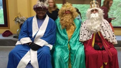 Los Reyes Magos en su visita del pasado ao a Cenlle