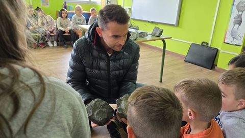 El gelogo Francisco Canosa, en uno de los talleres de geologa en centros escolares