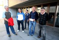 Diego Gondar, segundo por la derecha, acompa�ado por algunos de sus compa�eros de junta.