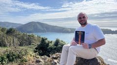 <span lang= gl >Daniel Bustabad Pazos en San Antonio do Corveiro, o seu lugar preferido en Cedeira, co seu primeiro libro</span>