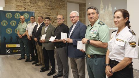 Miembros de la Policia Local, la Guardia Civil, la Fundaci�n Catedral de Santiago y el Gobierno central muestran la nueva credencial del Camino de Santiago