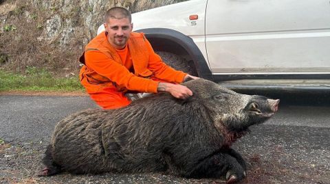 Ivn Castro, con el jabal que abati en la ribera de Diomondi