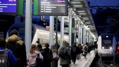 Viajeros en la estaci�n provisional de A Coru�a, durante la huelga.