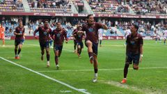 Los jugadores granates celebran al gol que marc� Compa