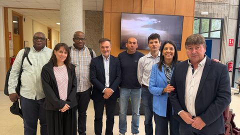 La delegaci&oacute;n angole&ntilde;a, durante su visita a Ribeira junto a Mar&iacute;a Sampedro