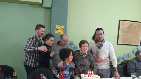 Aurora, con sus nietos y su bisnieto, durante la celebración