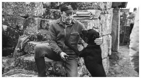 Manqui�a e o can, protagonistas do novo traballo de �ngel de la Cruz.