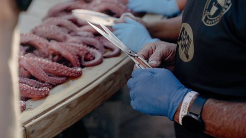 Las pulpeiras de O Carballi�o prepararon la tapa m�s grande del mundo