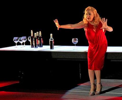 Coa �nica compa�a da luz e dunhas botellas e copas Carmen Machi conquistou o Pazo carball�s.