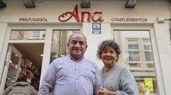 Luis Guerreiro y Ana Ramudo en la puerta de la perfumer�a con m�s de tres d�cadas de historia.