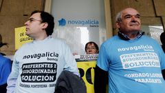 Manifestaci�n en Santiago de los afectados por preferentes durante la reuni�n con Escotet