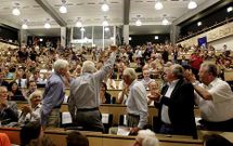 Los f�sicos reunidos en el CERN celebran la aparici�n de la nueva part�cula.