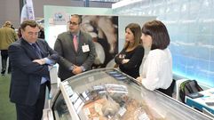 Juan Maneiro -izquierda- hizo de embajador de la pesca gallega en la feria de Bremen. 