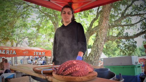 Puestos de venta en la romería de Cova do Lobo.