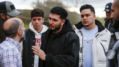 El cantante a su llegada a la zona termal