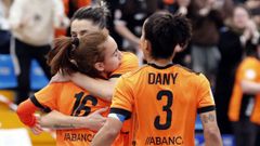 Las jugadoras del Burela Pescados Rub�n celebrando un gol frente a Futsi Atl�tico.