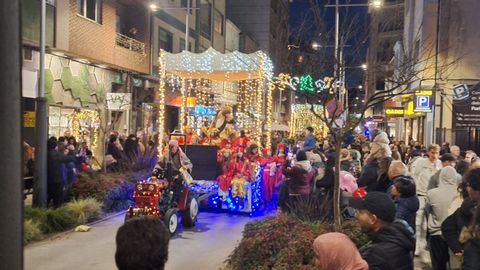 Los nios de Sarria recibieron este sbado a los Reyes Magos