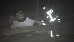 Un bombero examina el coche en el que muri� la joven de 20 a�os en O Pino