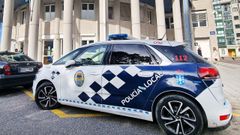 Foto de archivo de un coche de la Polic�a Local de Pontevedra en el edificio de los juzgados de A Parda