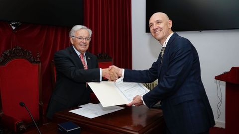 Francisco Martelo, presidente de la Real Academia de Medicina de Galicia, entregando la credencial de entrada a Fernando Domínguez.
