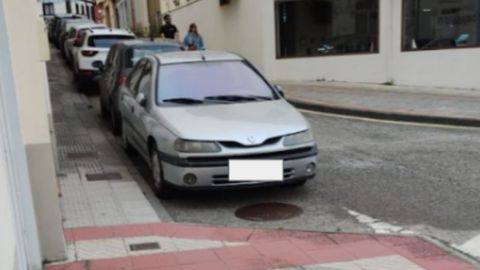 Coches mal aparcados en San Juan de la Arena