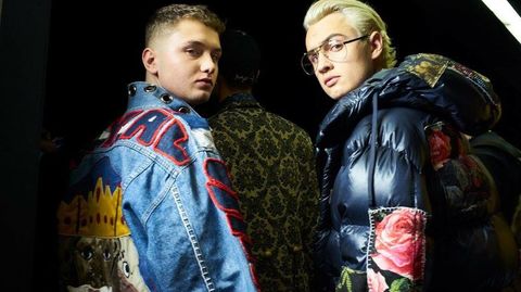 Rafferty Law (hijo de Jude Law) y Brandon Thomas Lee (hiujo de Tommy Lee y Pamela Anderson) en el desfile de Dolce & Gabbana