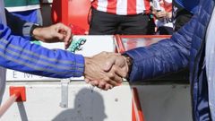 Imagen de archivo de un apretn de manos