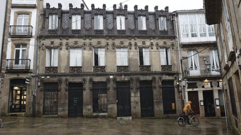 CASA DE COTOS. El Concello ha concedido esta semana licencia de rehabilitaci�n al edificio modernista de Casas Reais, adquirido hace ya unos a�os por Jos� Antonio Santos. El presupuesto de la reforma es de 1,6 millones, y estar�a destinado a sede de su patrimonial. El empresario de Boqueix�n activa as� esta joya, pero mantiene sin actividad otras como un local en A Senra o un edificio en Curros Enr�quez.