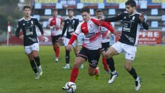 Un jugador de Arousa, rodeado de contrarios, en el derbi gallego de este domingo frente al Compostela