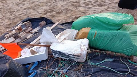Basura retirada por la asociaci�n de Camelle en un arenal