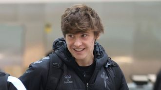 Fer L�pez, a la salida del Celta del aeropuerto de Peinador este mi�rcoles.