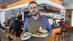 Xaqu�n, con alguno de los platos que salen de la cocina de O Miolo